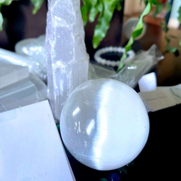 Selenite Spheres - Picture 2 of 5